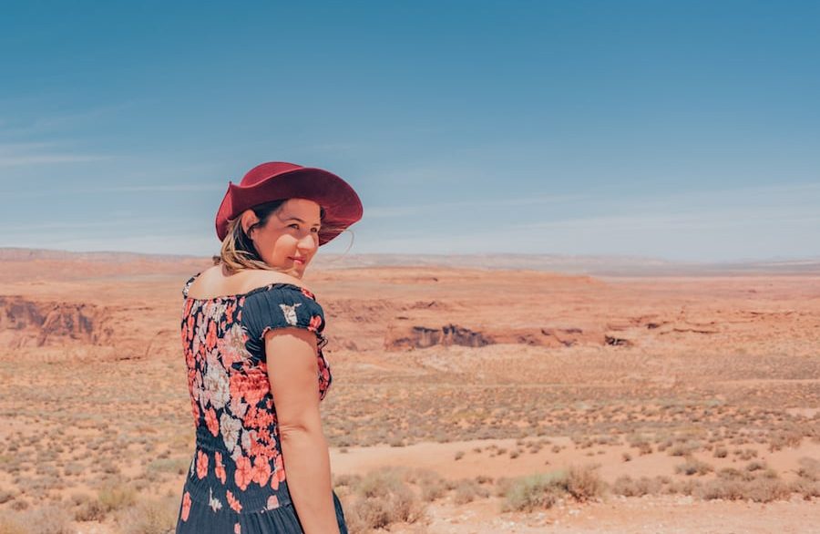 Mulher no deserto.