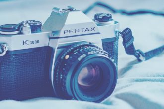 A Pentax K1000 é uma câmera excelente para se aprender fotografia. Com os comandos todos manuais, produz imagens de qualidade! venha aprender sobre seu funcionamento e ver fotos feitas com elas nesse post. Clique para ler! #PentaxK1000