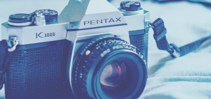 A Pentax K1000 é uma câmera excelente para se aprender fotografia. Com os comandos todos manuais, produz imagens de qualidade! venha aprender sobre seu funcionamento e ver fotos feitas com elas nesse post. Clique para ler! #PentaxK1000