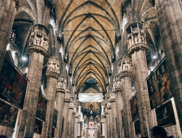 Estilo Arquitetônico Da Catedral De Milão Resposta